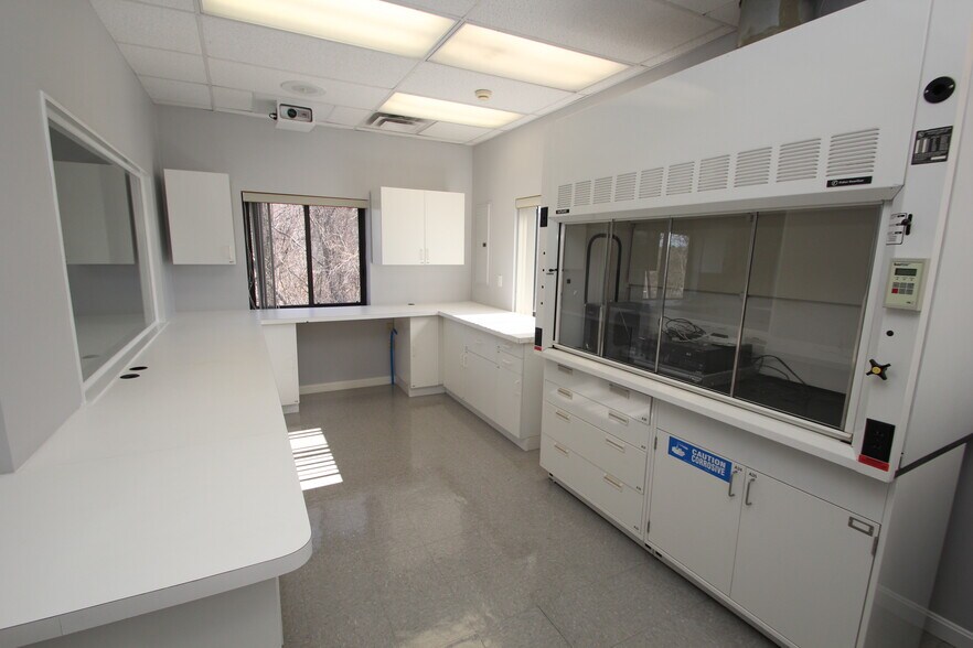 More Photos Of 87 Main St, North Reading Light Manufacturing For Sale