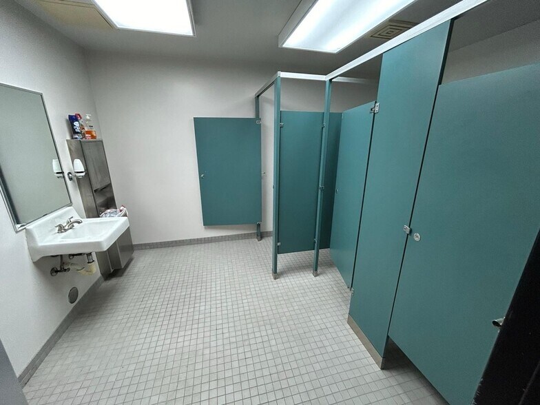 More Photos Of 22001-22027 Kelly Rd, Eastpointe Office For Lease