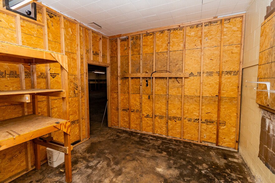 More Photos Of 1627 S Hillside St, Wichita Freestanding For Sale