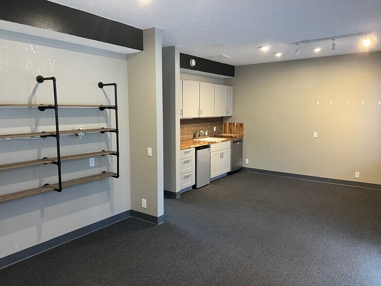 More Photos Of 6016-6026 204th St SW, Lynnwood Flex For Lease