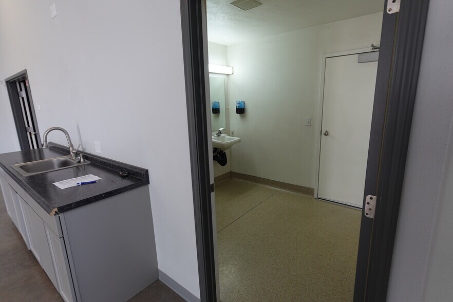 More Photos Of 6010-6012 E Trent Ave, Spokane Showroom For Lease