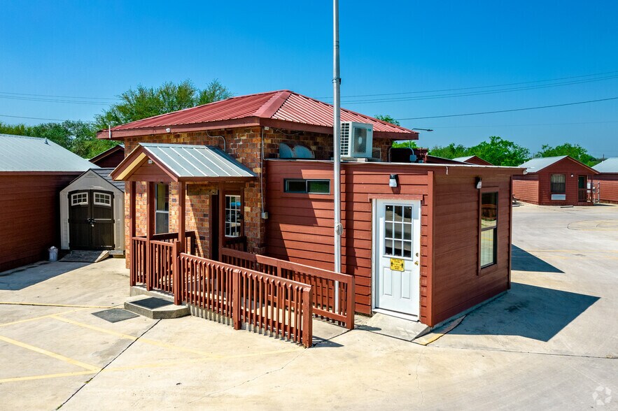 More Photos Of 108 E State Highway 72, Kenedy Hotel For Sale