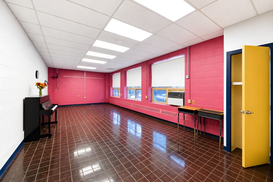 More Photos Of 5566 Kings Hwy, Brooklyn Schools For Lease