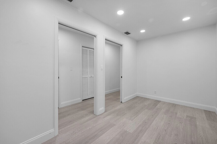 More Photos Of 4625 SE Dixie Hwy, Stuart Office For Sale