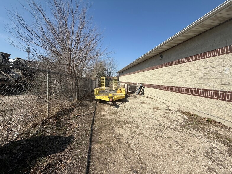 More Photos Of 1262 S Bridge St, Yorkville Service For Sale