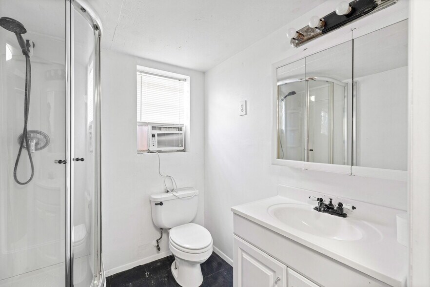 More Photos Of 805 N Magnolia Ave, Luling Flex For Sale