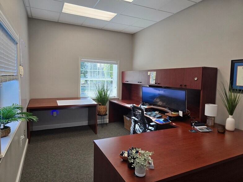 More Photos Of 465 Warren Ave, Longwood Office For Lease