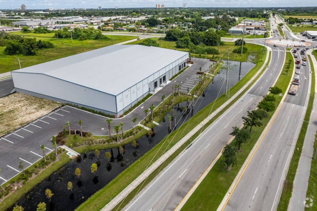 More Photos Of 3661 Ironbridge Blvd, Fort Myers Distribution For Lease