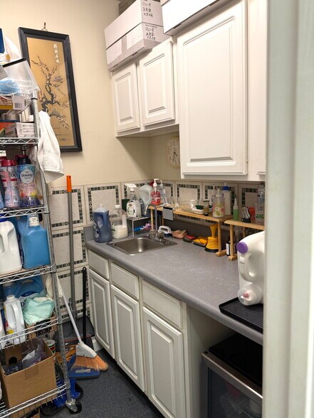 More Photos Of 5640 Six Forks Rd, Raleigh Office For Sale