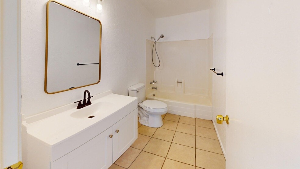 More Photos Of 1000 Meadowlark Ct SE, Rio Rancho Apartments For Sale