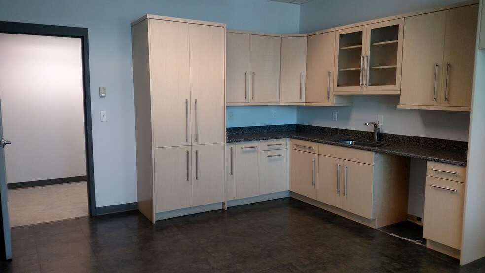 More Photos Of 2528 Independence Blvd, Wilmington Office For Lease