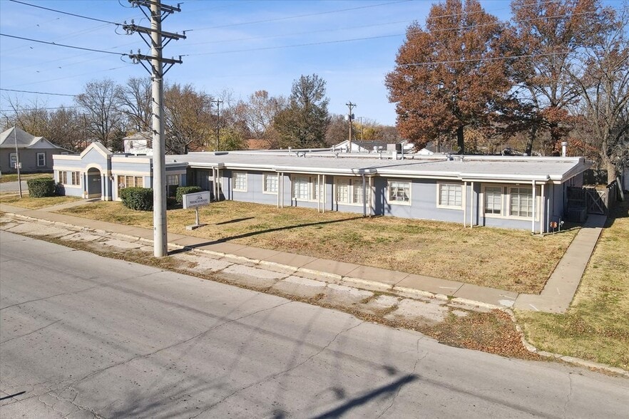 More Photos Of 720 W 1st St, Coffeyville Healthcare For Sale