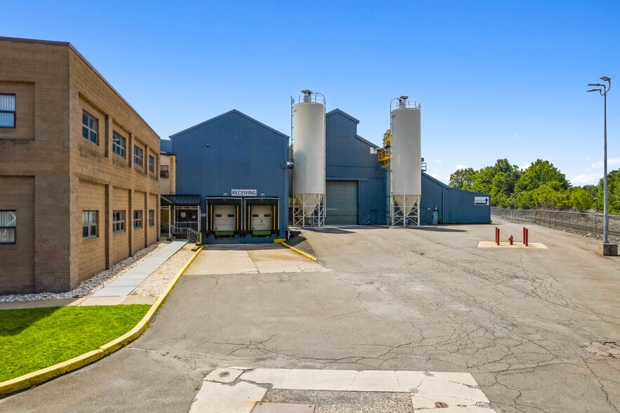 More Photos Of 101 Carleton Ave, Hazleton Manufacturing For Sale