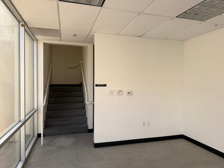 More Photos Of 34500 Gateway Dr, Palm Desert Warehouse For Lease