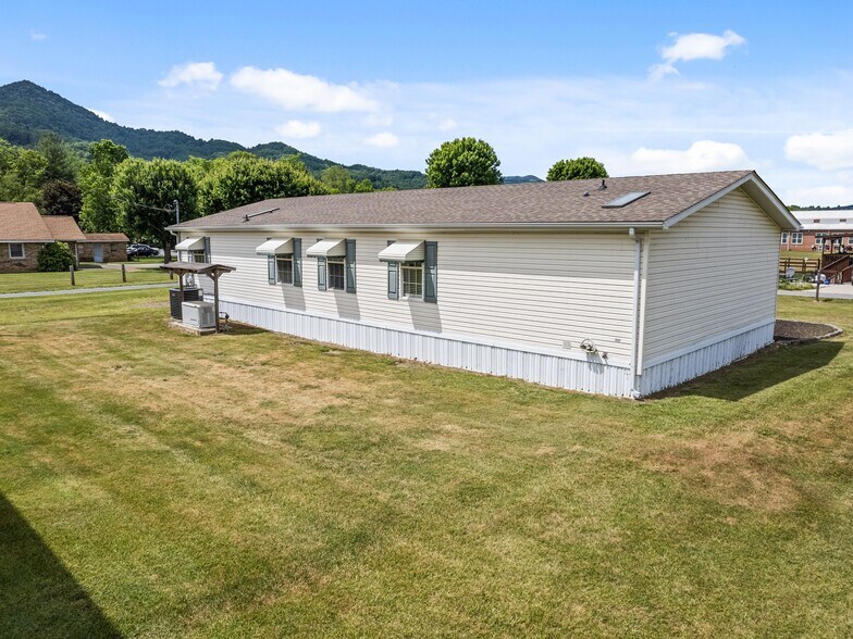 More Photos Of 25 Lester Ln, Waynesville Flex For Sale
