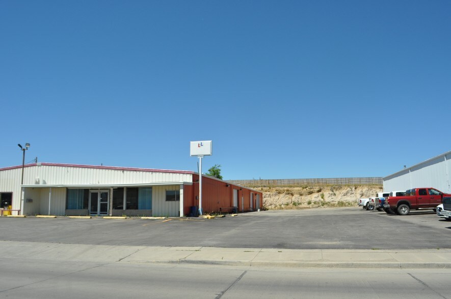 Primary Photo Of 725 E Cedar St, Rawlins Showroom For Lease