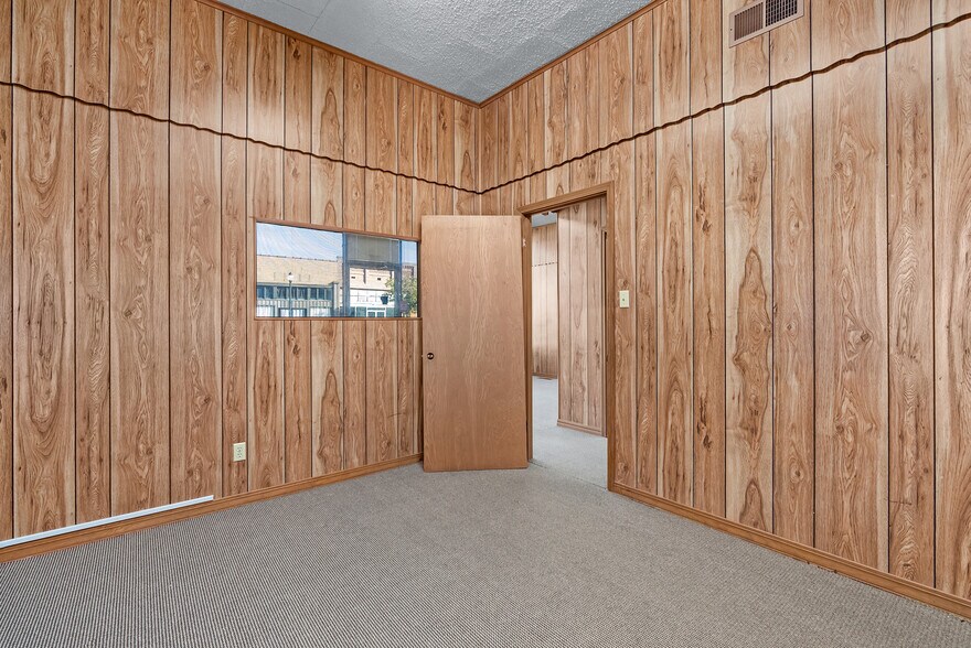More Photos Of 155 N Broadway Ave, Booneville Storefront For Sale