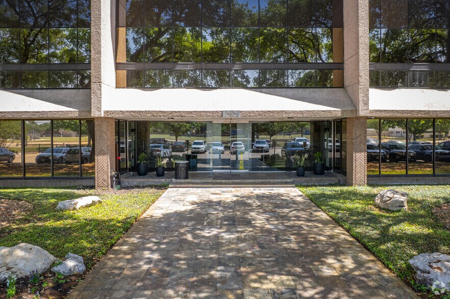 More Photos Of 10101 Fondren Rd, Houston Unknown For Lease