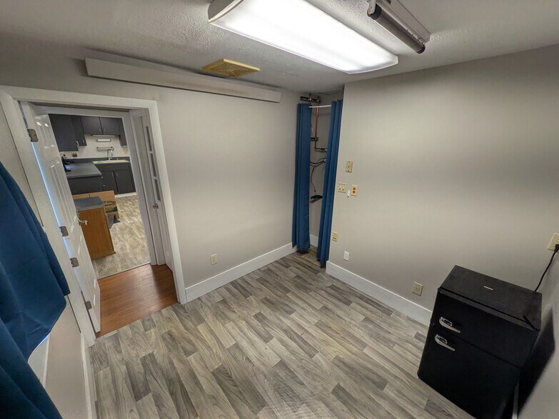 More Photos Of 2527 W Dublin Granville Rd, Columbus Veterinarian Kennel For Sale