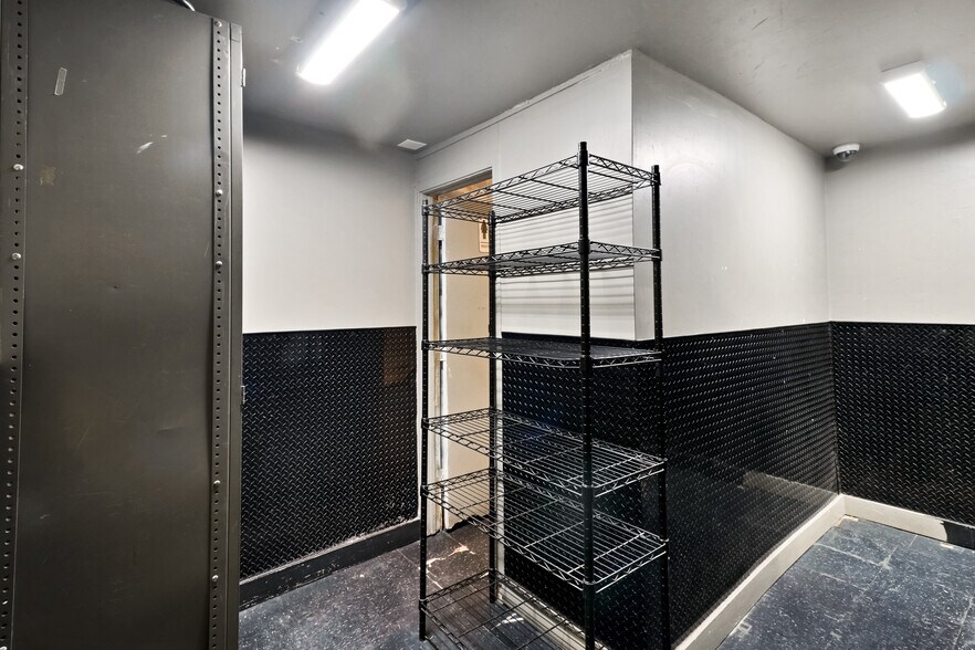 More Photos Of 3715 International Blvd, Oakland Convenience Store For Sale