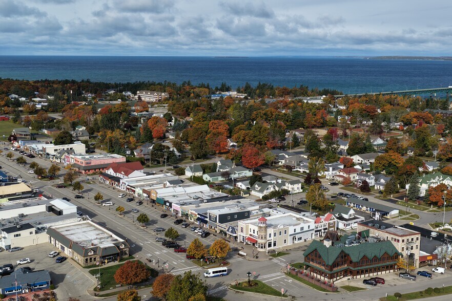 More Photos Of 207 E Central Ave, Mackinaw City Freestanding For Lease