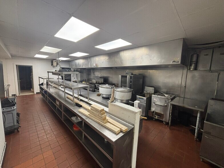 More Photos Of 186 High St, Ellsworth Restaurant For Lease