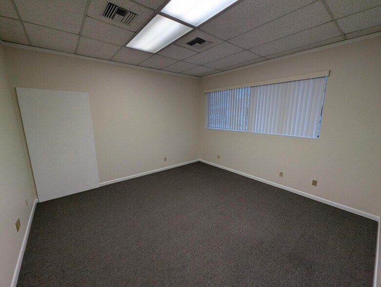 More Photos Of 110-122 43rd Ave, Vero Beach Office For Lease