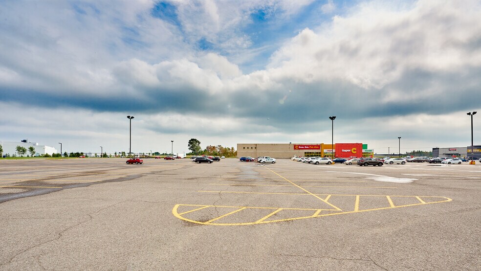 More Photos Of 4605 Boul de l'Auvergne, Québec General Retail For Lease