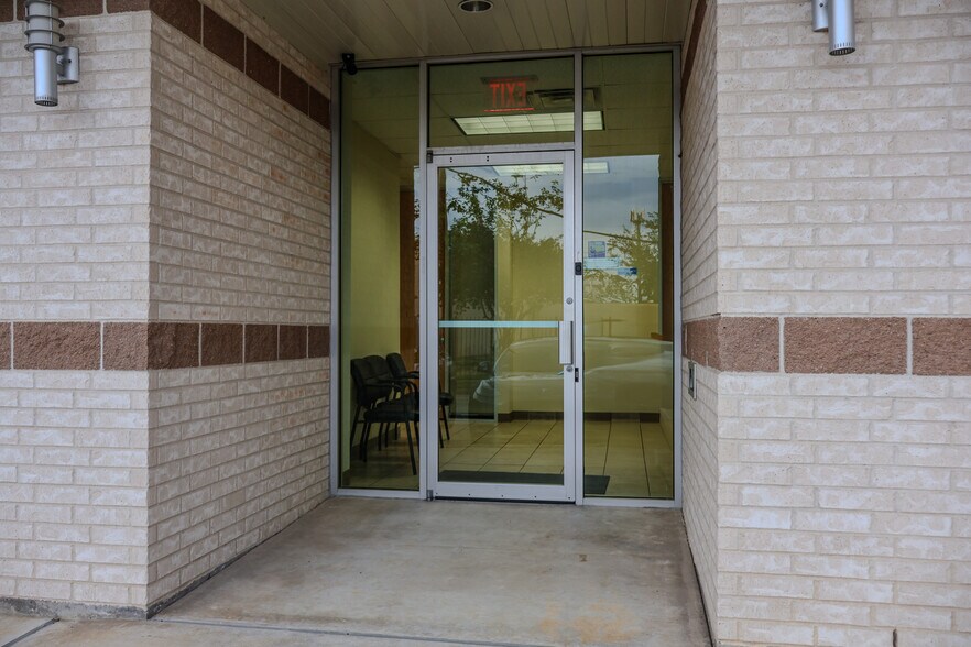 More Photos Of 114 W Drew St, Houston Office For Sale