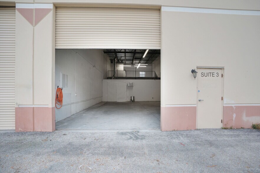 More Photos Of 787 Commerce Dr, Venice Warehouse For Lease