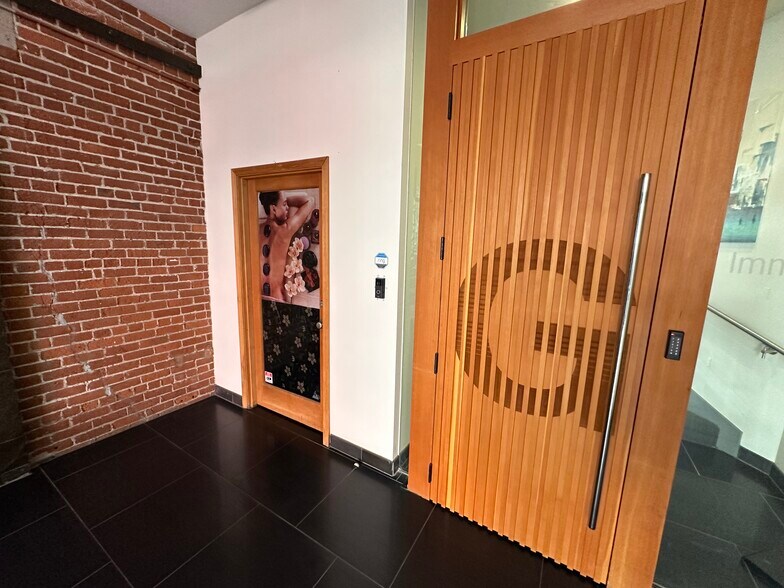 More Photos Of 600 NW Naito Pky, Portland Office For Sale