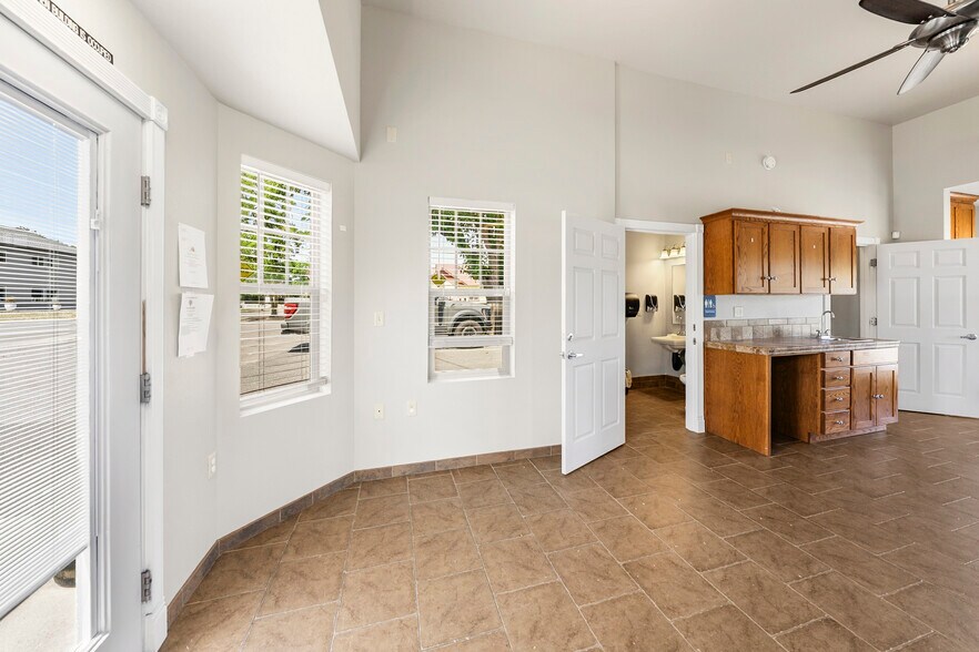 More Photos Of 143 S Main St, Phoenix Office For Sale