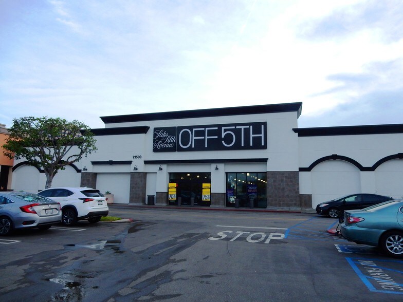 More Photos Of 21470-21500 Victory Blvd, Woodland Hills General Retail For Lease