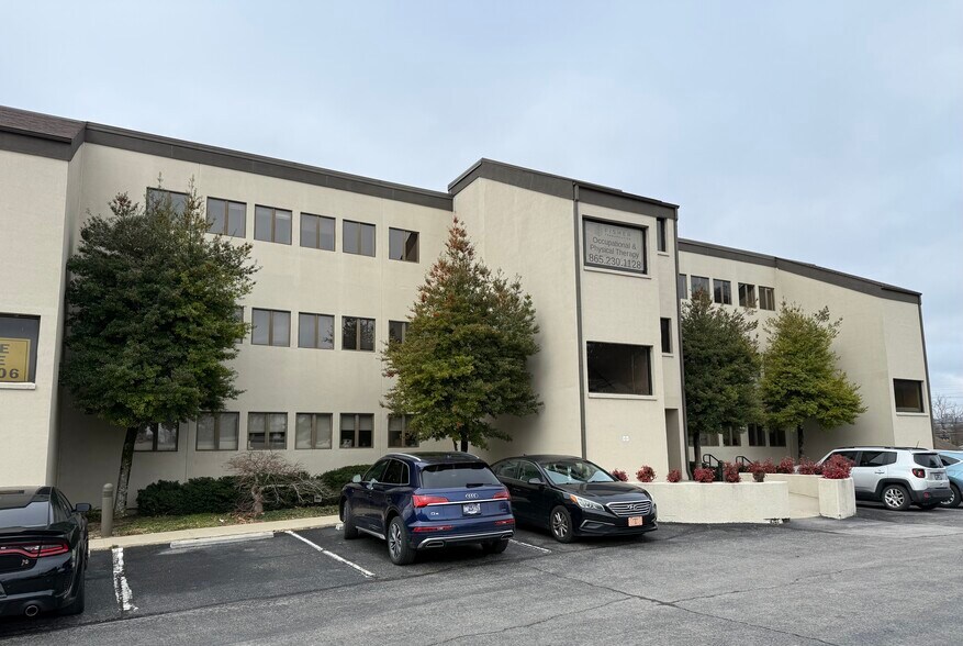 More Photos Of 2606 N Greenway Dr, Knoxville Office For Lease