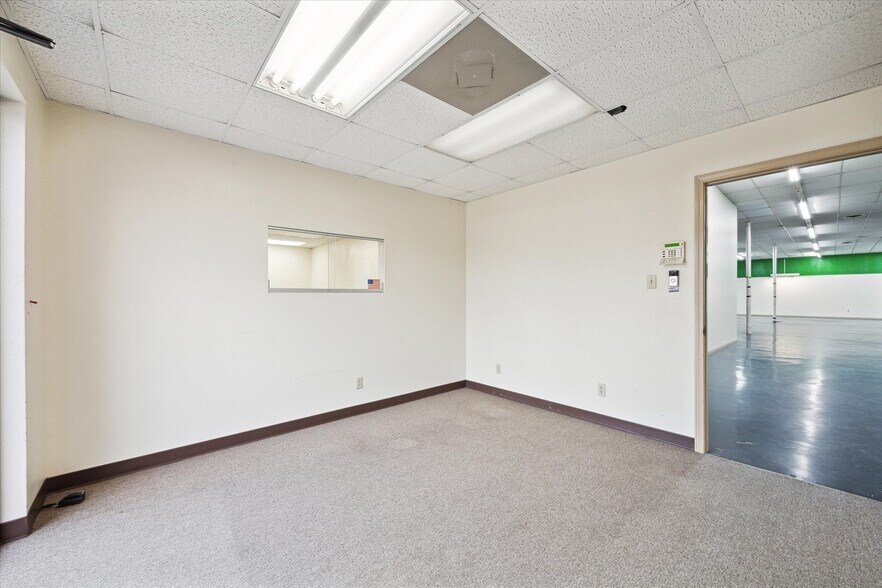 More Photos Of 8621 Hwy 6, Hitchcock Manufacturing For Sale