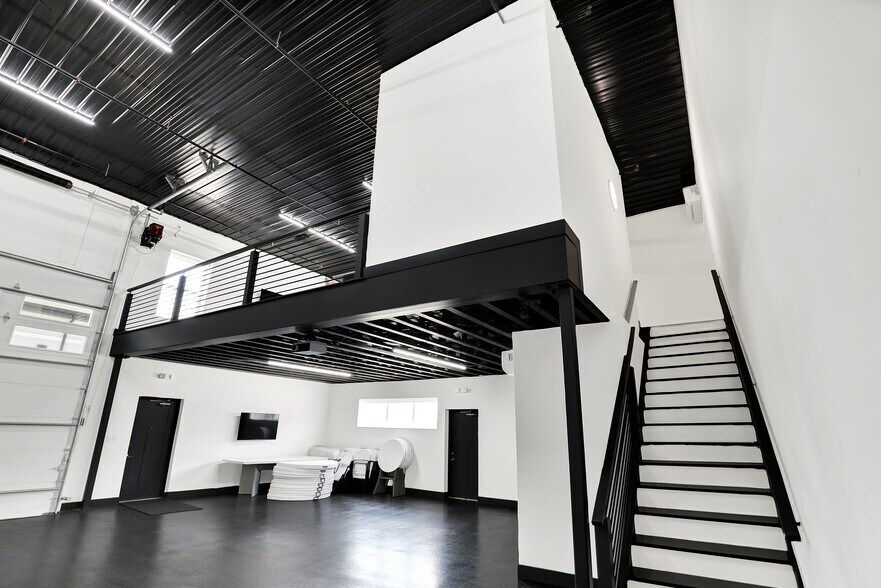 More Photos Of 17725 Motor District Cir, Carmel Showroom For Sale