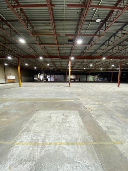 More Photos Of 235 Rue Saint-Louis, Warwick Manufacturing For Lease