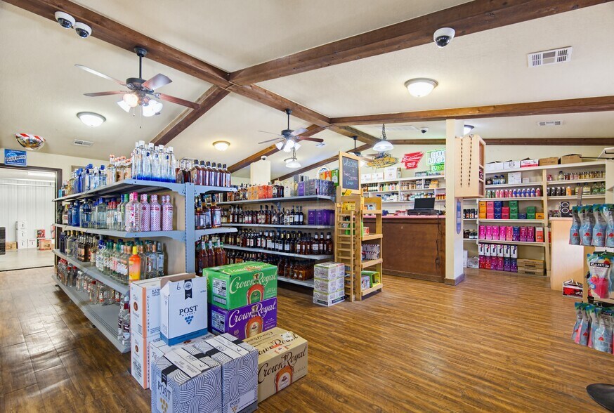 More Photos Of 809 Lester Ln, Rogers General Retail For Sale