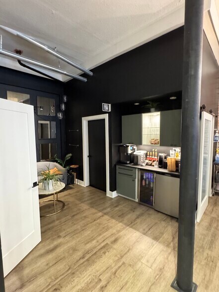 More Photos Of 108-110 E Main St, Columbus Storefront Retail Office For Sale