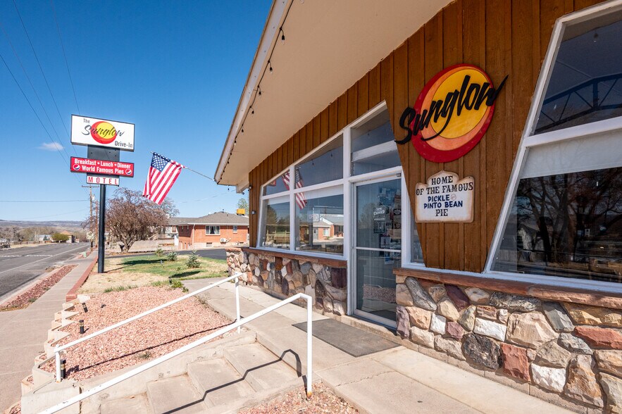 More Photos Of 91 E Main St, Bicknell Hotel For Sale