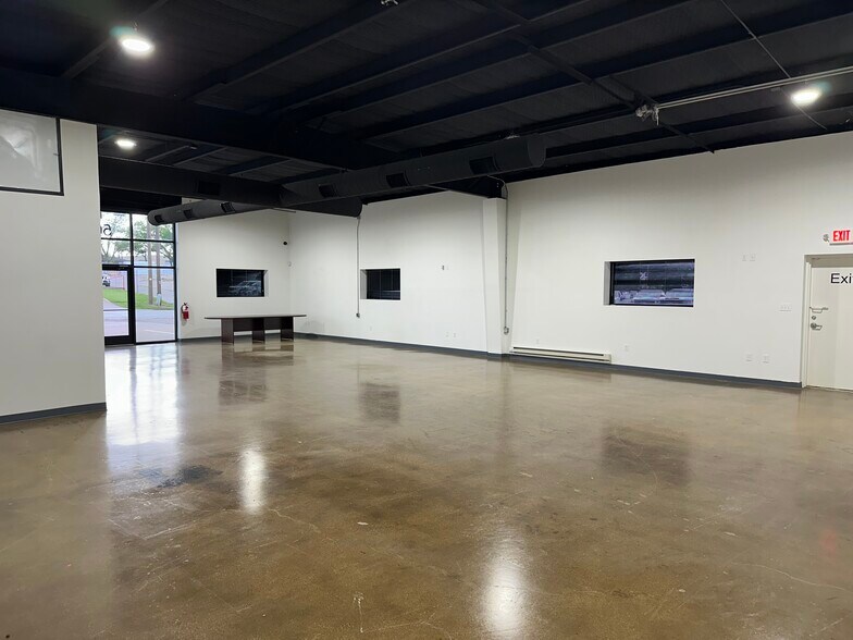 More Photos Of 5001 Dexham Rd, Rowlett Showroom For Lease