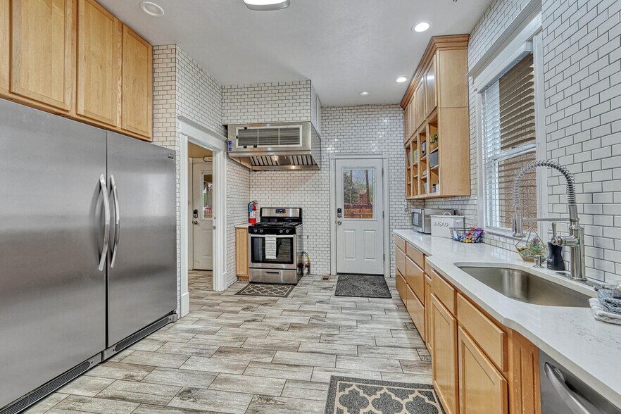 More Photos Of 6 Boulder Crescent St, Colorado Springs Hotel For Sale