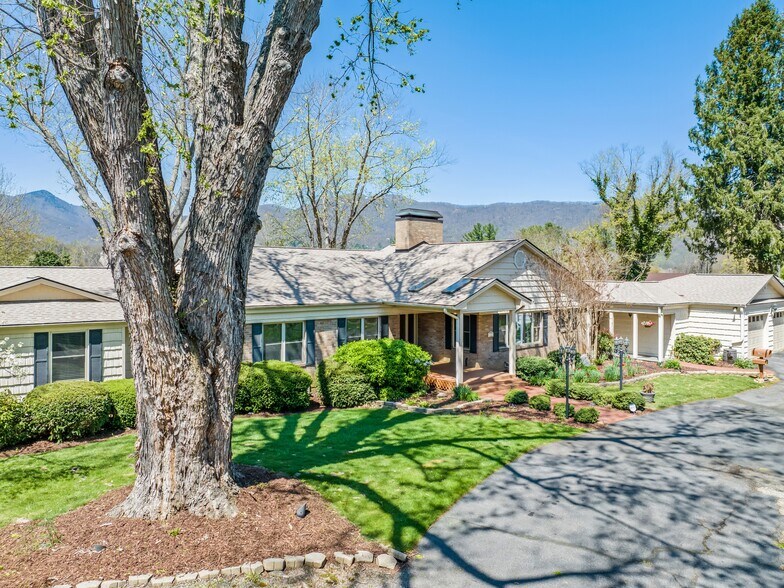 Primary Photo Of 142 Country Club Dr, Waynesville Hospitality For Sale