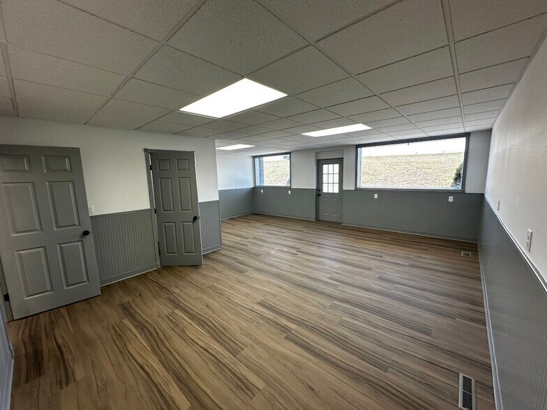 More Photos Of 2852 N Biagio, Ozark Office For Lease
