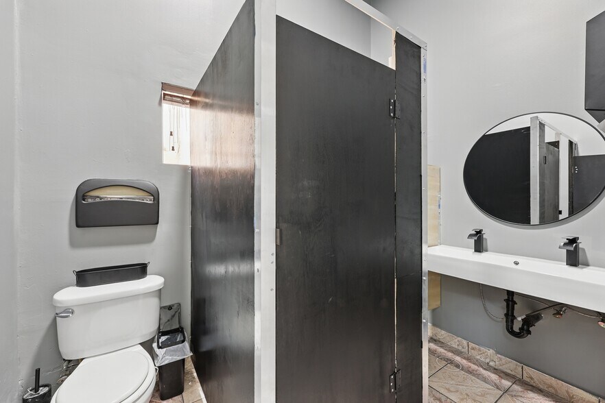 More Photos Of 6617 S San Pedro St, Los Angeles Flex For Sale