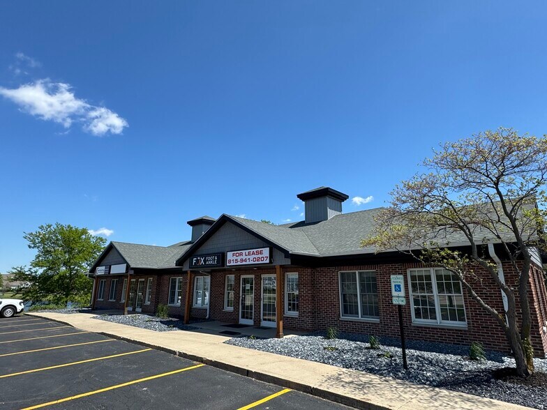 More Photos Of 27754 Blue Grass Dr, Minooka Office For Sale