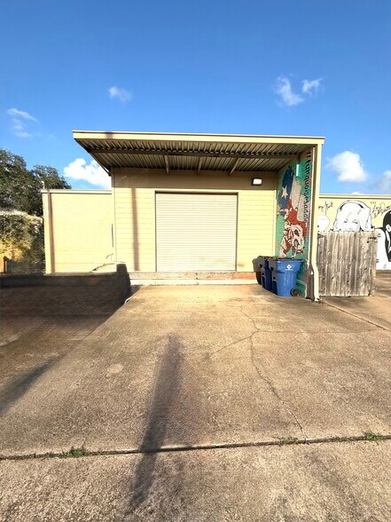 More Photos Of 502 E Brazos Ave, West Columbia Freestanding For Sale