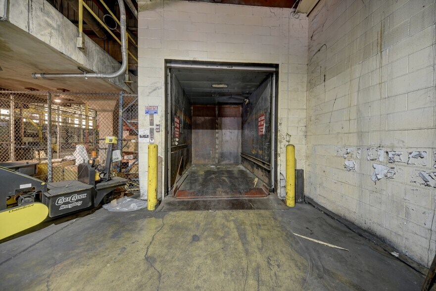 More Photos Of 1901 Longwood Dr, Brenham Manufacturing For Sale