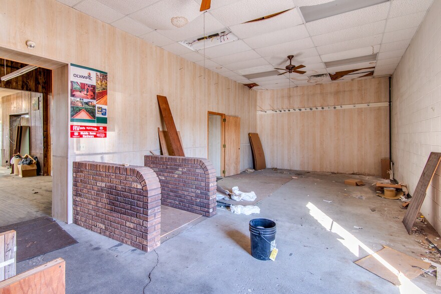 More Photos Of 128-130 N Mill St, Saint Louis General Retail For Sale