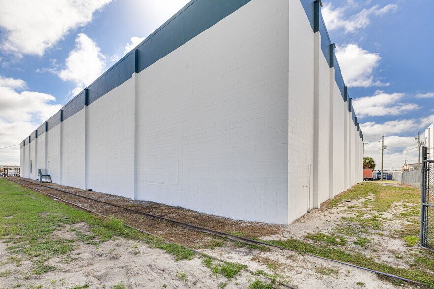 More Photos Of 5520 E Giddens Ave, Tampa Warehouse For Lease